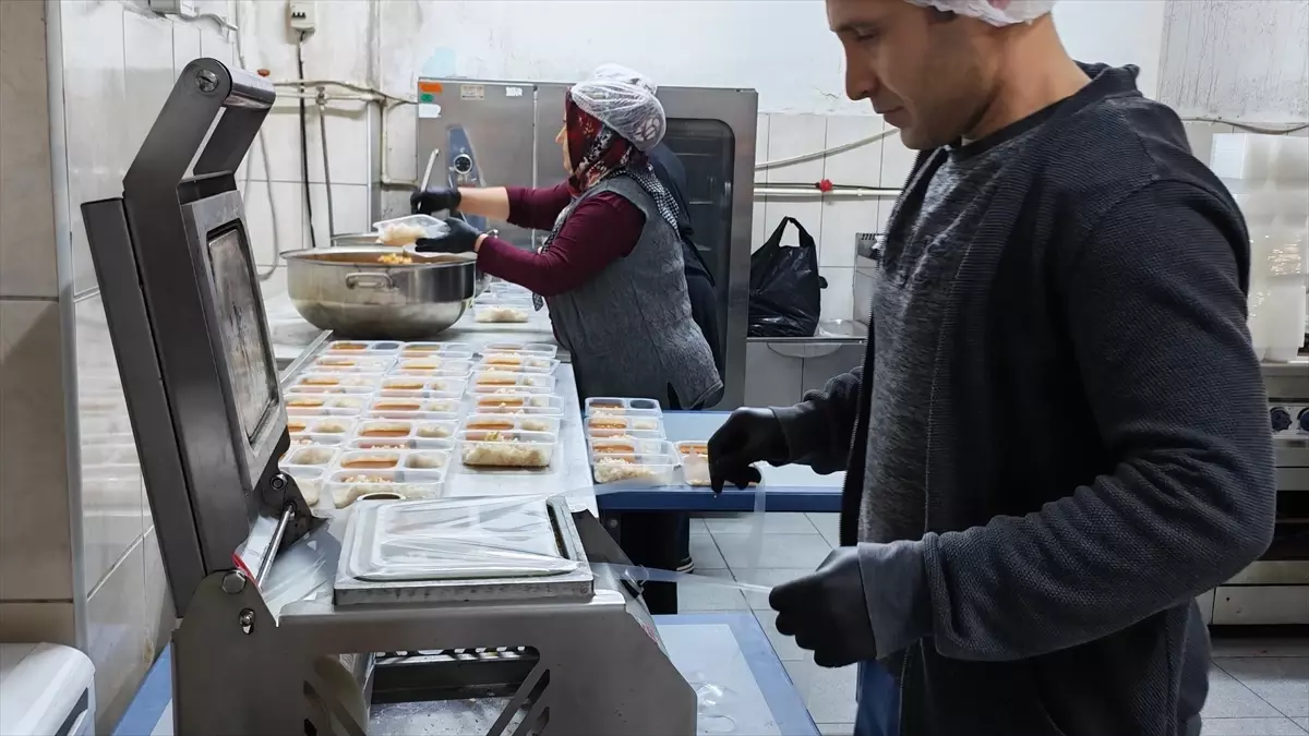 Demirci’de İftar Yardımları Devam Ediyor