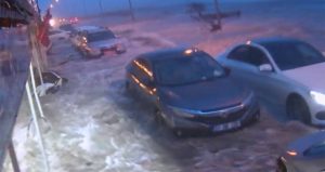 Deniz taştı, sahil yolu ve işletmeler su altında kaldı