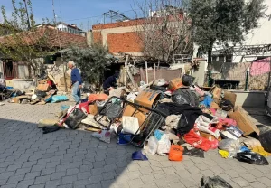 Denizli’de Bir Evden 3 Kamyon Çöp Çıkartıldı