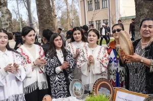 Depremzedeler Özbekistan’da Nevruz Kutladı