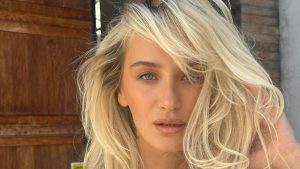 Didem Soydan yine podyumda! Transparan tarzı yorum aldı