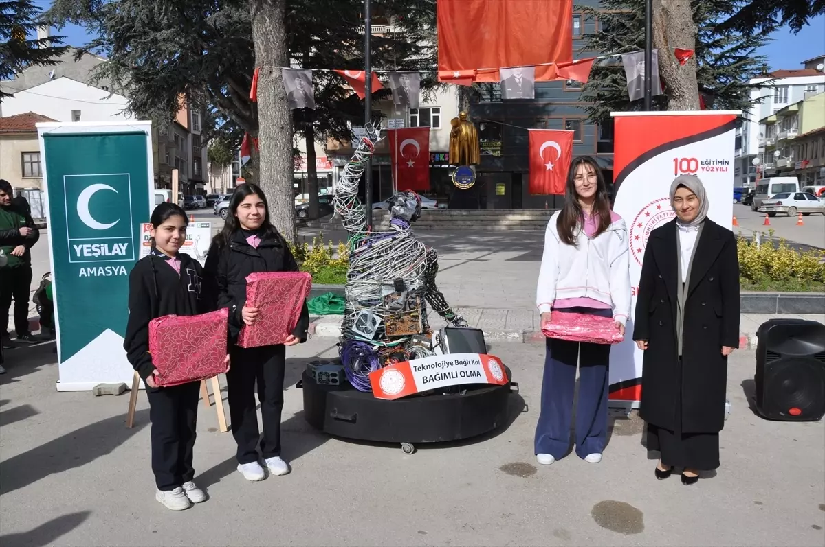 Dijital bağımlılığa atık elektronik malzemelerden yapılan “Dijital Ucube” heykeliyle dikkati çekildi