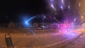 Diyarbakır’da bir şüphelinin arkadaşının üzerine havai fişek ateşlediği anlar kamerada