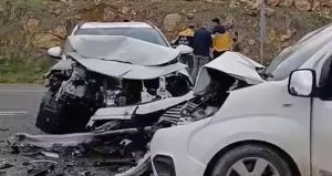 Diyarbakır’da hafif ticari araç ile cip çarpıştı, 6 kişi yaralandı