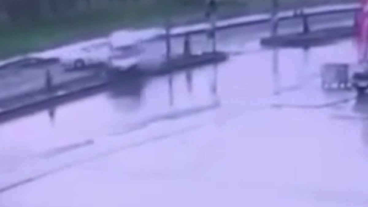 Diyarbakır’da trafik kazası güvenlik kamerasına yansıdı