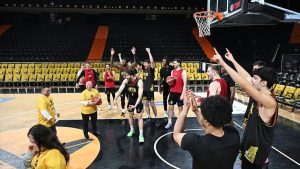 Down sendromlu çocuklar, Mersin Spor’un oyuncularıyla basketbol oynadı