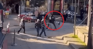 Duba ve taburelerle saldırdılar: Sokak kavgası kamerada