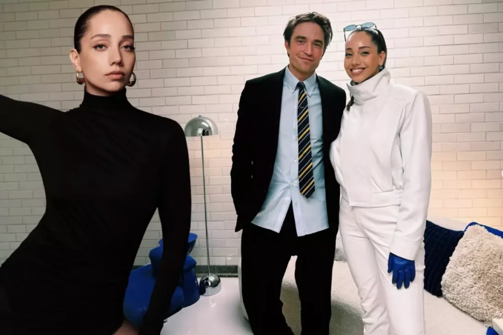 Dünyaca ünlü yıldızla aynı karede! Özge Özacar’dan Robert Pattinson paylaşımı