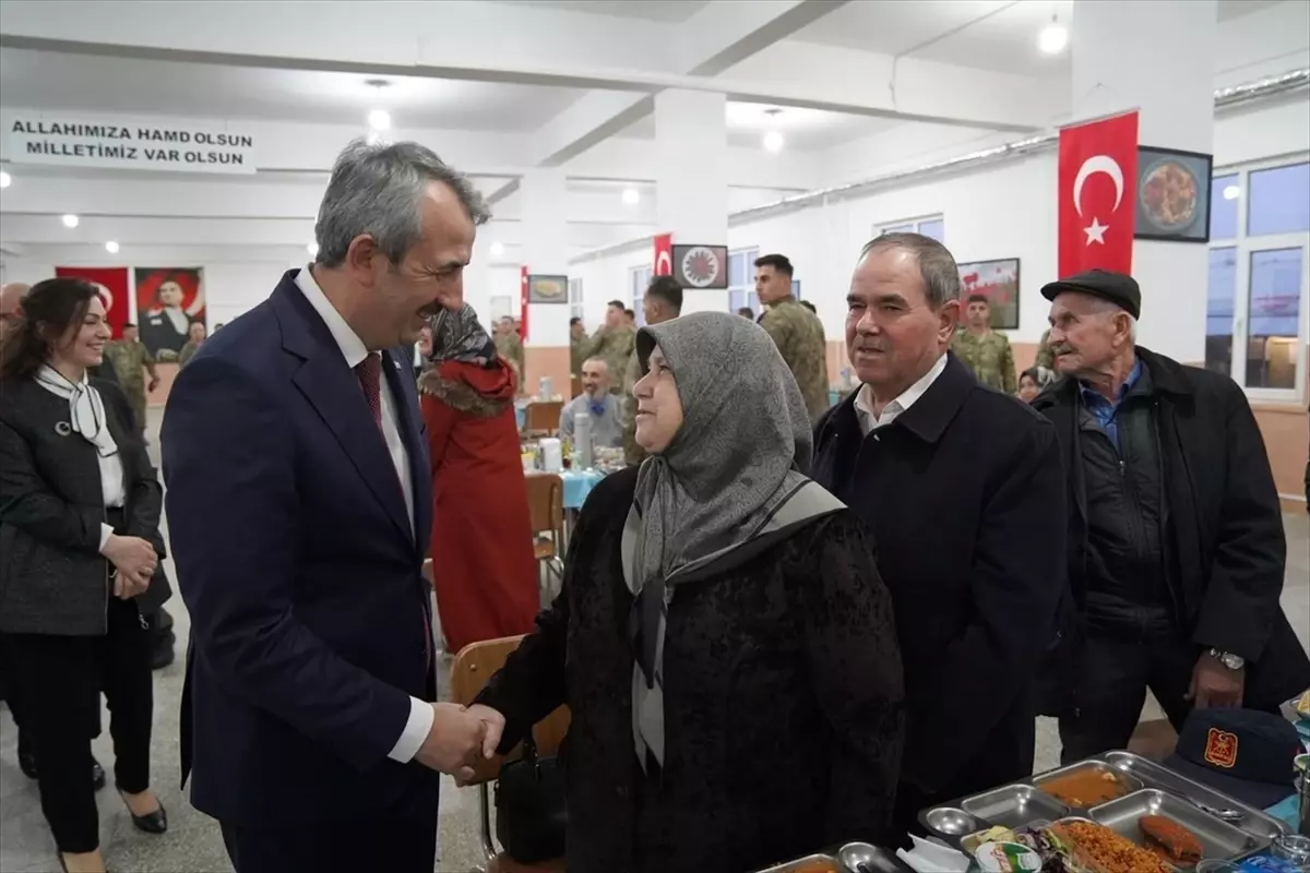 Edirne Valisi Yunus Sezer, şehit aileleri, gaziler ve Mehmetçik ile iftarda bir araya geldi