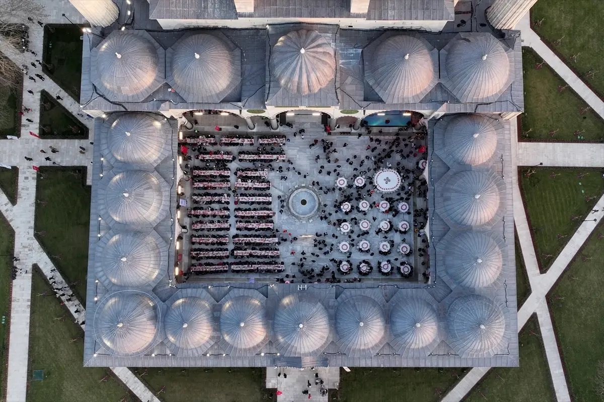 Edirne’de düzenlenen “Büyük Selimiye İftarı” bir kez daha Balkanlar’ı aynı sofrada buluşturdu