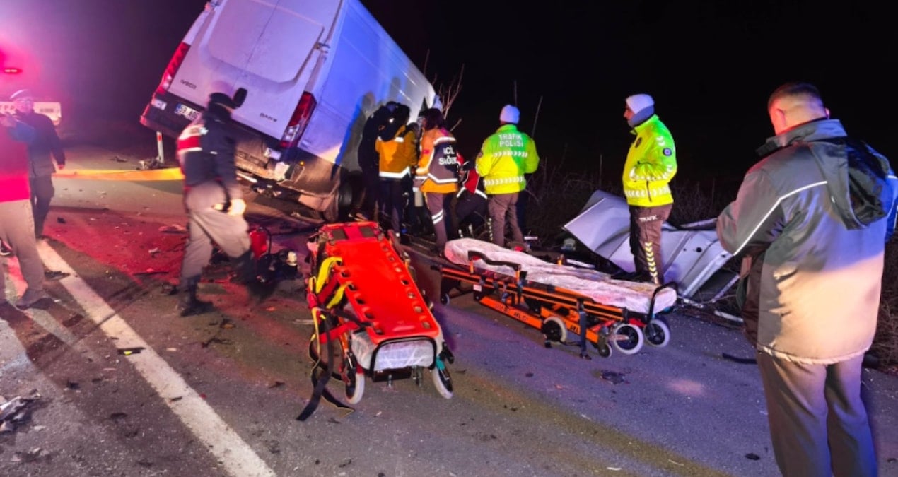 Edirne’de korkunç kaza! Kamyonet TIR’a arkadan çarptı: 2 ölü, 1 yaralı