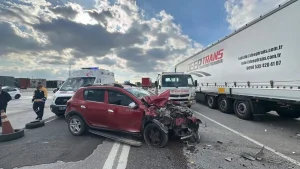 Edirne’de TIR’a Çarpan Otomobil Sürücüsü Yaralandı