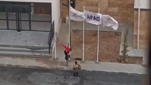 Elazığ’da çocuklardan Türk bayrağına büyük vefa