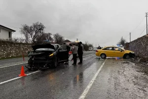 Elazığ’da Taksi ve SUV Araç Çarpıştı