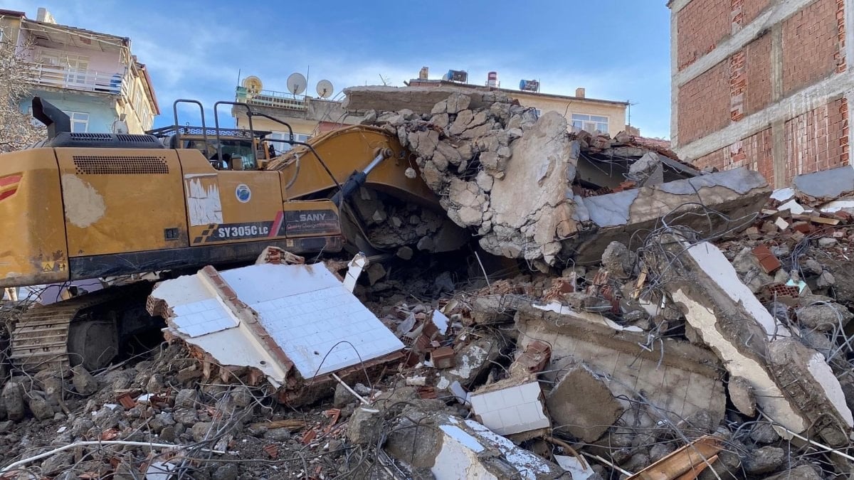 Elazığ’da yıkım sırasında enkaz, iş makinesinin üzerine çöktü