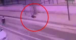 Elektrik direğinden kopan kabloya temas edince akıma kapıldı