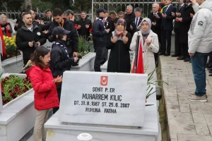 Elif, hiç görmediği şehit dayısının fotoğrafını öpüp, defalarca okşadı