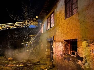 Erbaa’da Yangın: İki Katlı Ev Küle Döndü