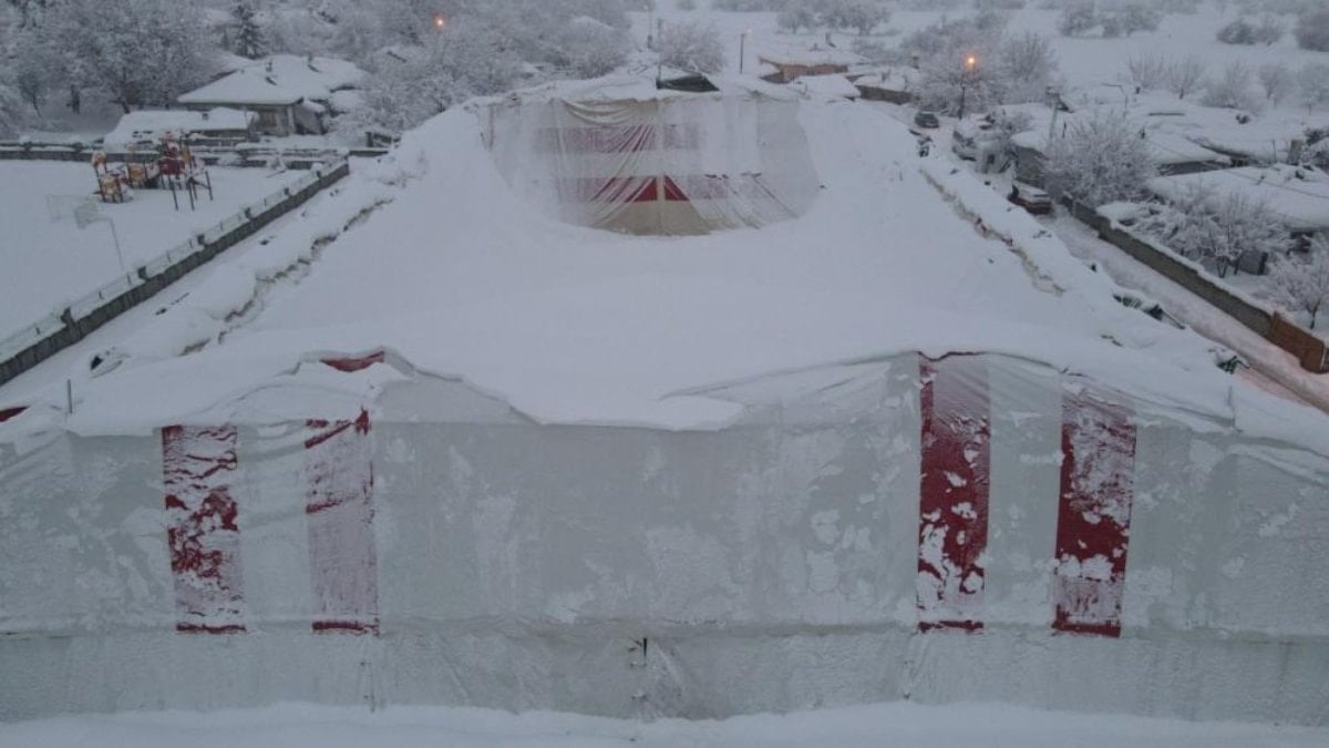 Erzincan’da kar yükü halı sahanın çatısını çökertti