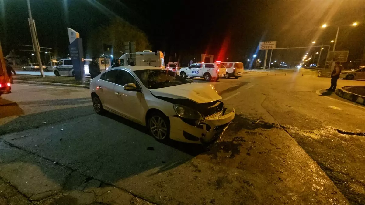Erzincan’da Trafik Kazası: 3 Yaralı