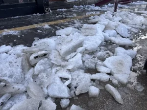 Erzurum’da Çatılardan Düşen Kar Araçlara Zarar Verdi