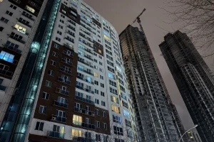 Esenyurt’ta bir sitede 2 kişi silahla vurulmuş halde ölü bulundu