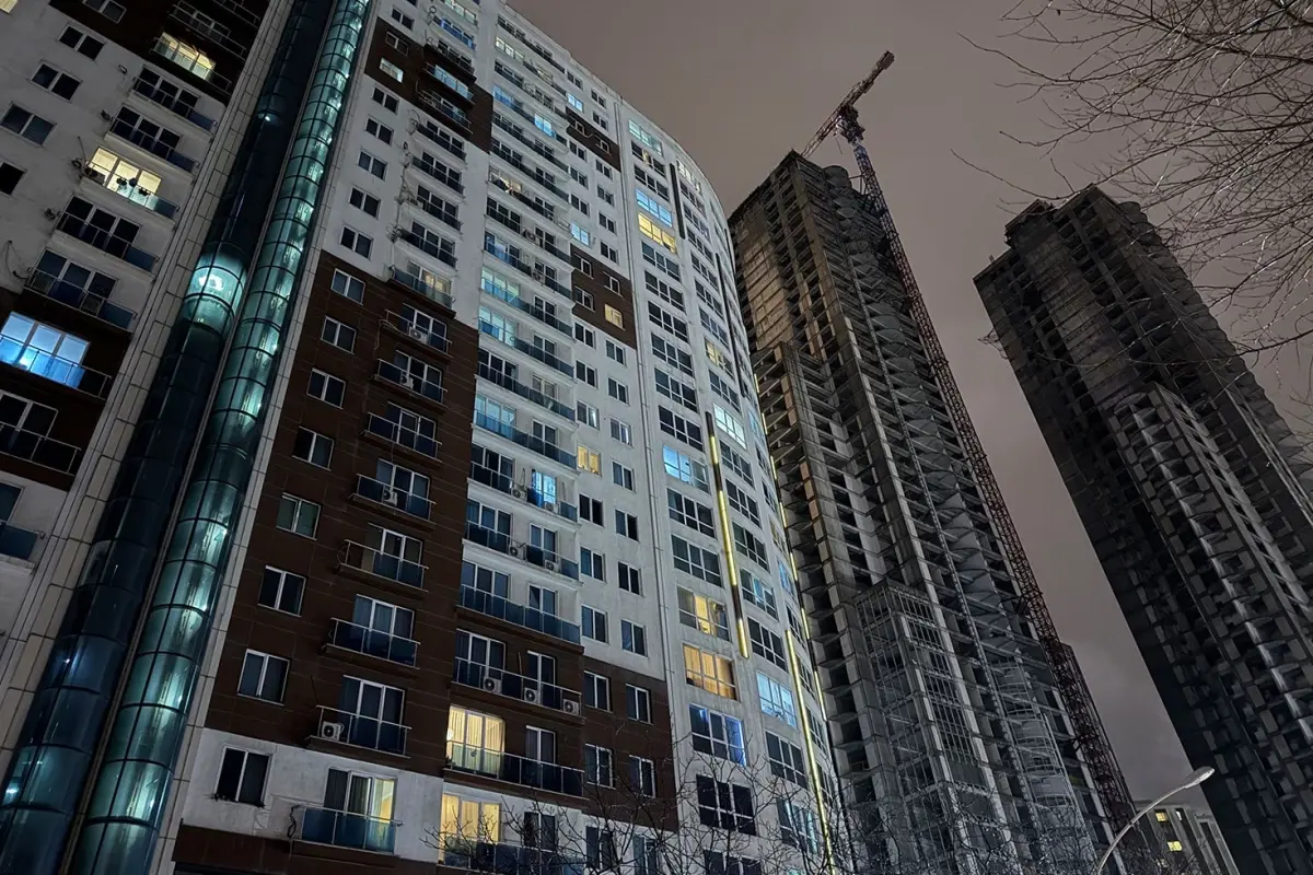 Esenyurt’ta bir sitede 2 kişi silahla vurulmuş halde ölü bulundu