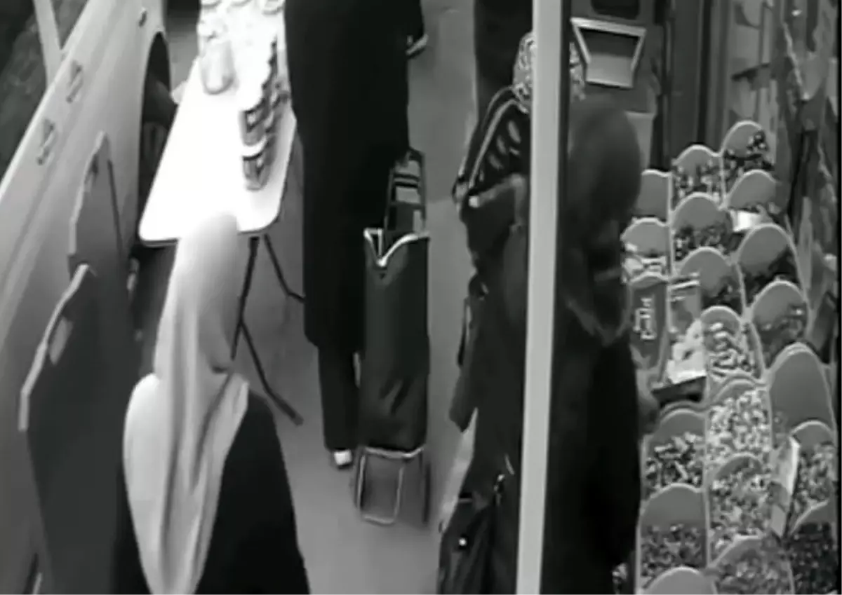 Esenyurt’ta Çikolata ve Kıyafet Hırsızlığı