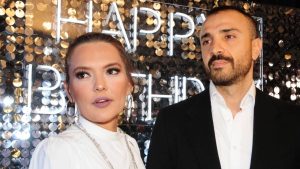 Eşinin sosyal medya paylaşımlarına öfkelenen Demet Akalın, sert çıktı: Sen bir eve gel