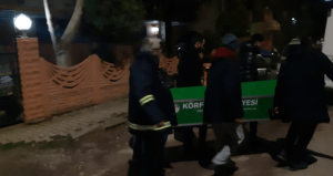 Evinde boğazından bıçaklanmış halde bulundu