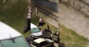 Evinin önüne gittiği eski eşiyle tartışan kişi komşulardan dayak yedi!