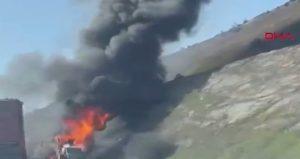 Eyüpsultan’da kamyon yangını: Çok sayıda itfaiye ekibi bölgeye sevk edildi