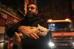 Fatih’te Yangın: İki Bina Alev Alev Yandı