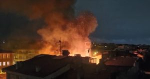 Fatih’te yangın paniği! Alevler mahalleyi ayağa kaldırdı