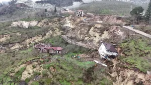 Fatsa’da Heyelan: Evler Yıkıldı, Yol Kapandı