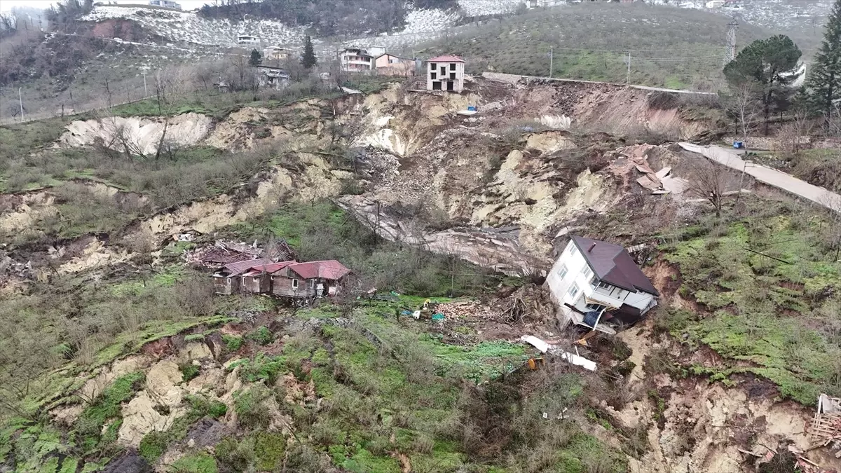 Fatsa’da Heyelan: Evler Yıkıldı, Yol Kapandı