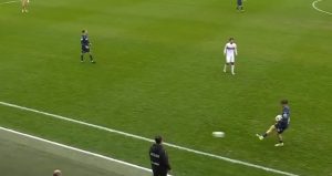 Fazla topu saha dışına attı, neye uğradığını şaşırdı!