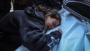 Filistinli bir kızın babasının naaşı başındaki feryadı: Lütfen uyan baba