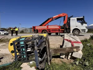 Forklift Devrildi, Sürücü Ağır Yaralandı