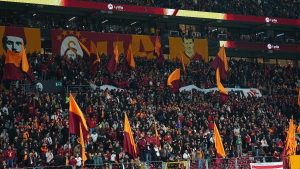 Galatasaray tribünlerinde şampiyonluk pankartları açıldı