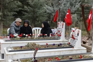 Gaziantep, Malatya ve Kahramanmaraş’ta Ramazan Bayramı arifesinde mezarlıklar ziyaret edildi