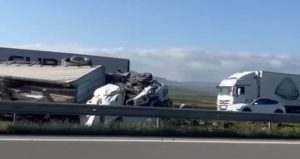 Gaziantep’te tır otomobile çarptı: Şarampole devrilen araçtaki 2 sürücü yaralandı