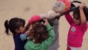 Gazzeli çocukların yürek burkan ‘cenaze oyunu’