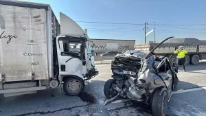 Gebze’de Kamyonet-Otomobil Çarpıştı