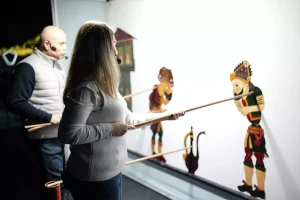 Geleneksel Gölge Oyununu Dünyaya Taşıyan Kadın Usta