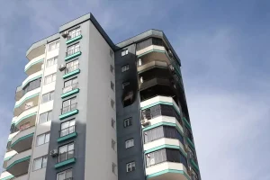 Genç işçi, yangındaki bebeği kurtardı