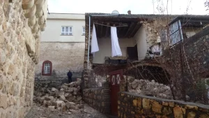 Gercüş’te Sağanak Ev Çöktü