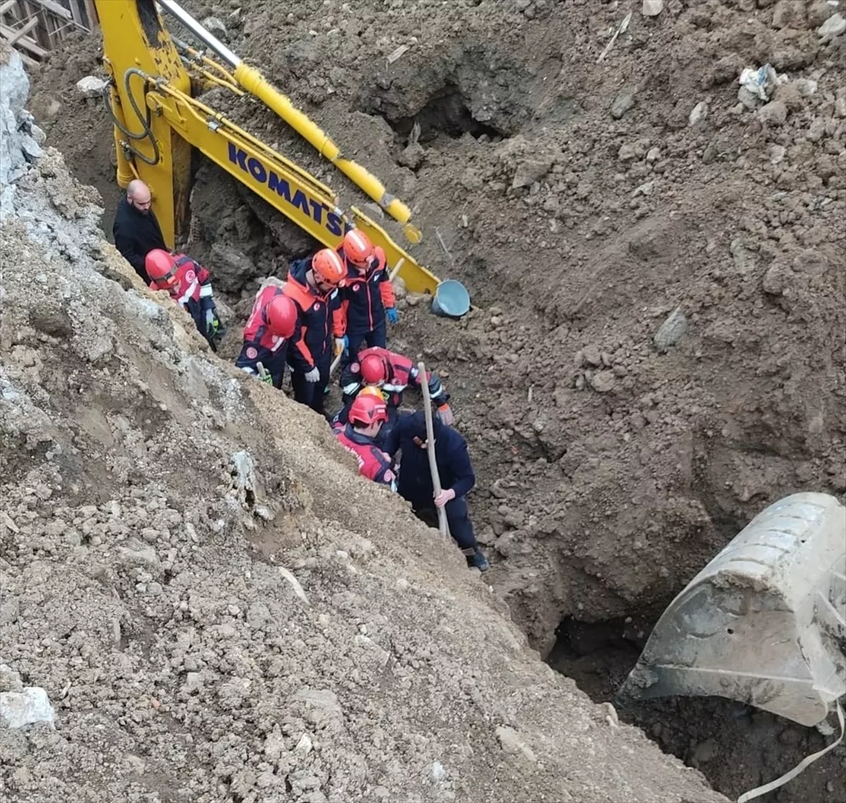 Göçük Altındaki Operatör Kurtarıldı