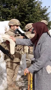 Gülnaz Tarhan’dan Mehmetçik’e Çorap Desteği