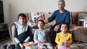 Hakkari’de 37 yaşındaki adam 4 evladına tek başına bakıyor